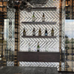 The combination of wood, metal, and glass creates a stunning modern effect in this wine cellar.